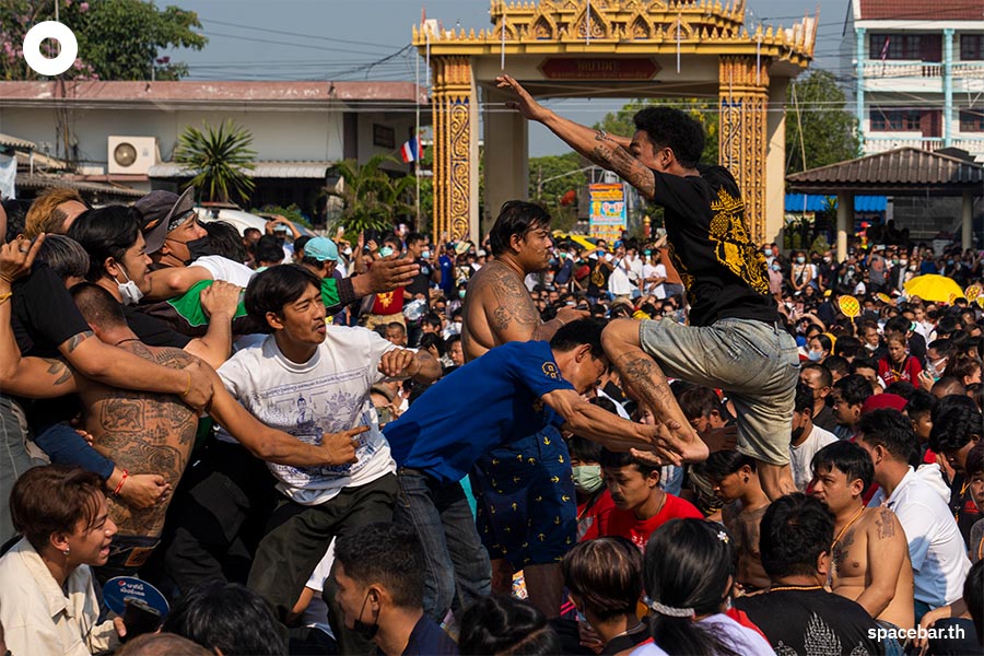 Photo_Story_Paying_homage_to_teachers_at_Wat_Bang_Phra_2023_SPACEBAR_Photo04_2f6fb9a93c.jpeg