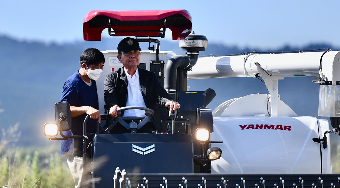 Photo_Story_Prime_Minister_drives_harvester_in_Chiang_Rai_SPACEBAR_Hero_2b8dc02169.jpeg