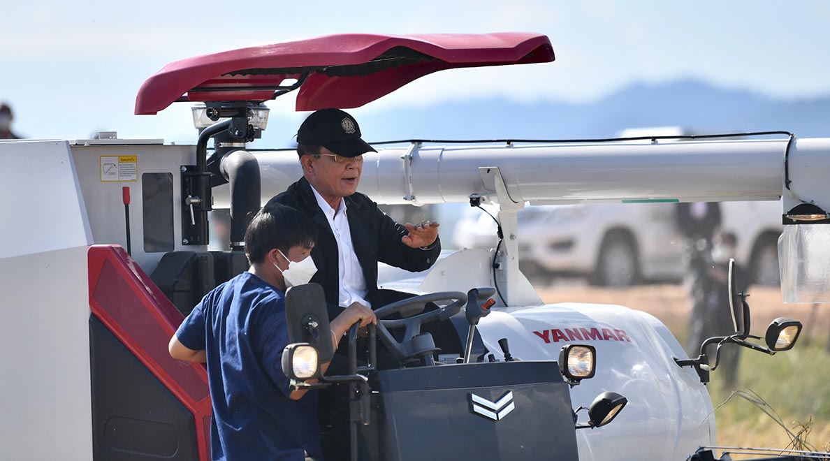 Photo_Story_Prime_Minister_drives_harvester_in_Chiang_Rai_SPACEBAR_Photo01_bd93aeab1d.jpeg