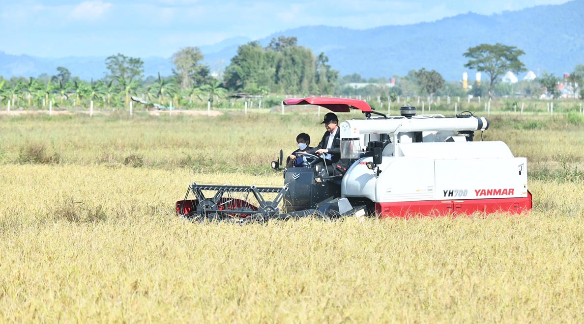 Photo_Story_Prime_Minister_drives_harvester_in_Chiang_Rai_SPACEBAR_Photo02_a1d61560cc.jpeg