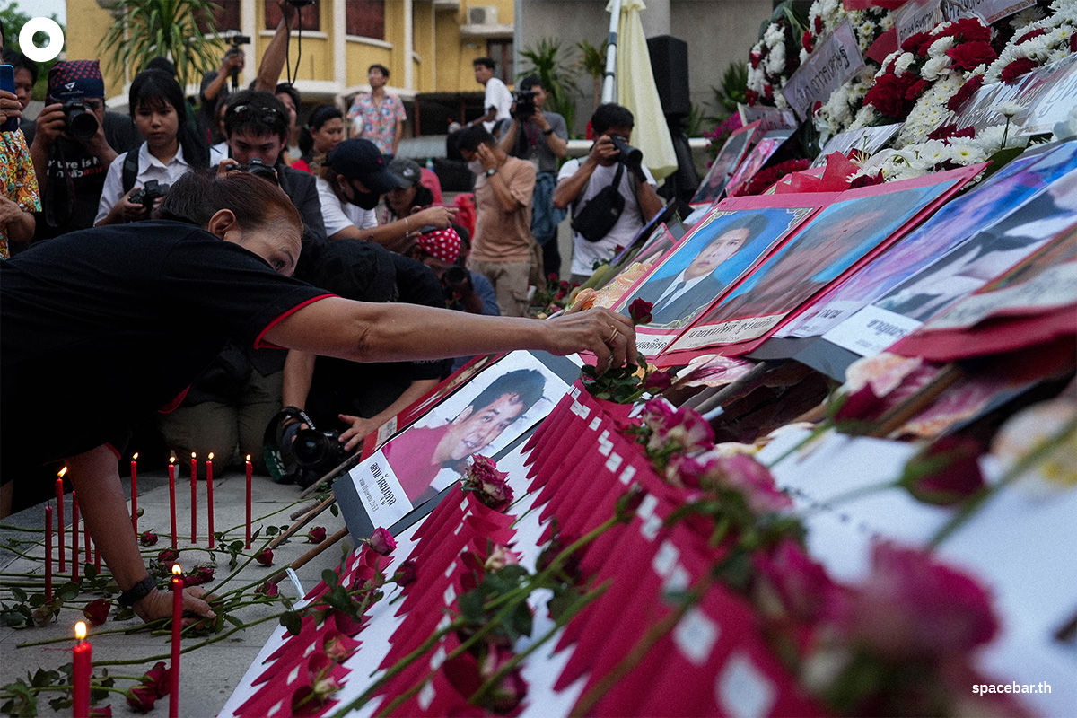 Photo_Story_Red_Shirts_light_candles_in_remembrance_of_those_who_died_in_2010_SPACEBAR_Photo03_29d602efbc.jpg