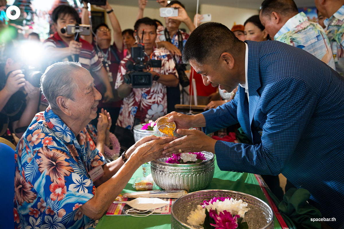 Photo_Story_Surachet_join_the_Songkran_festival_for_the_people_South_psd_SPACEBAR_Photo00_2c4f8b52f0.jpg