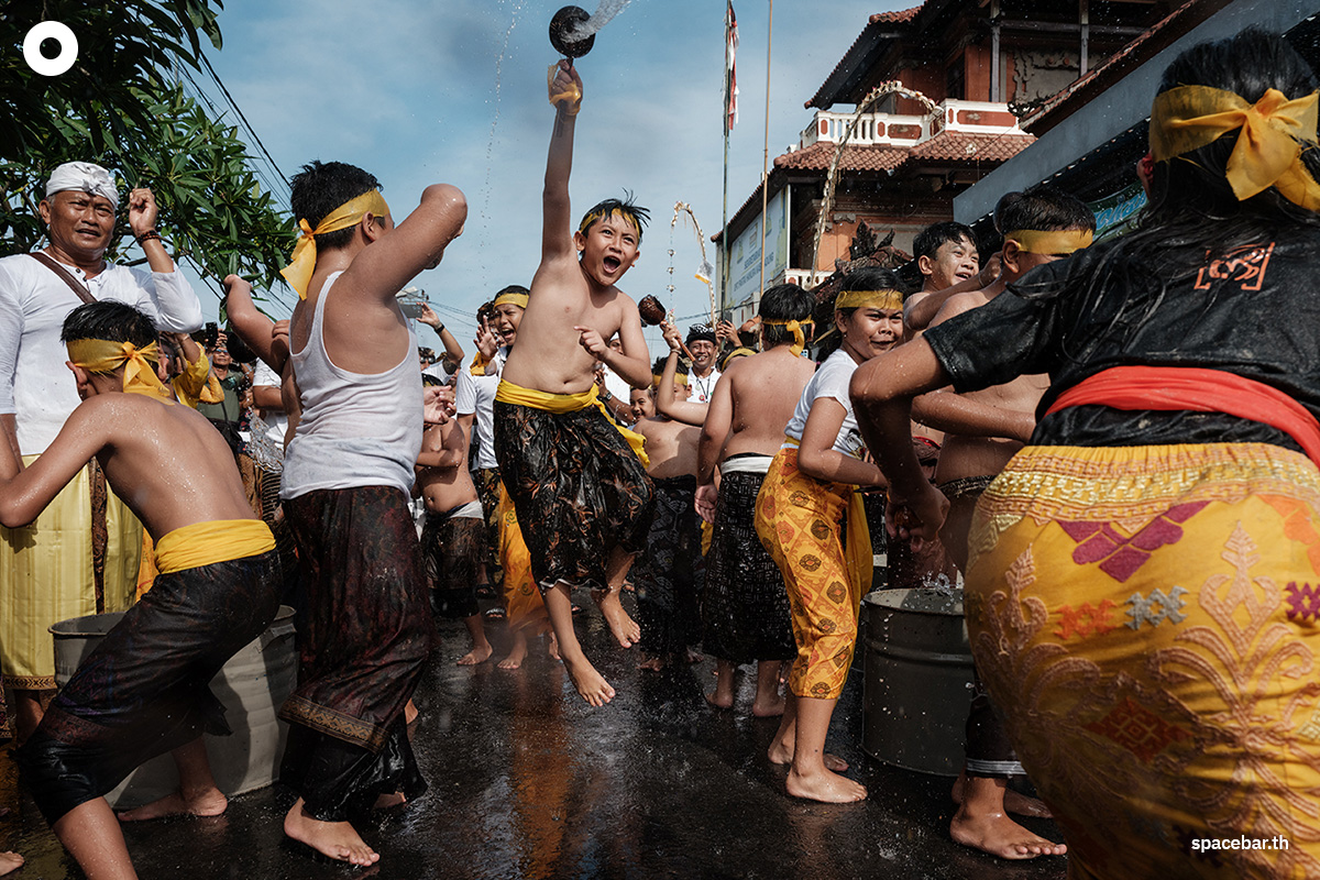 Photo_story_bali_silence_day_throw_water_ritual_SPACEBAR_Photo00_e8ad9182f0.jpg