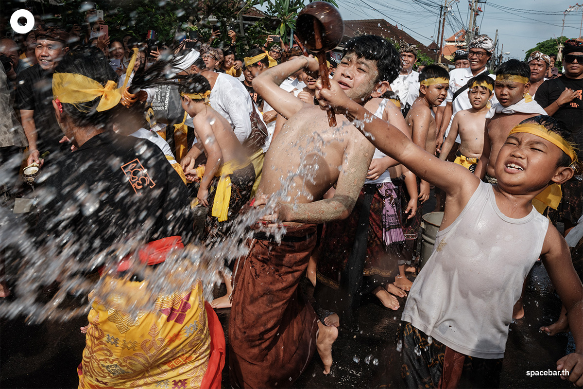 Photo_story_bali_silence_day_throw_water_ritual_SPACEBAR_Photo01_a33e08ae40.jpg