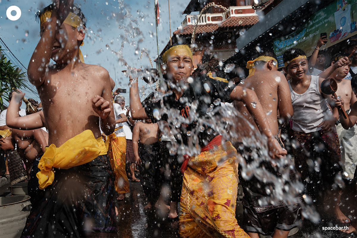 Photo_story_bali_silence_day_throw_water_ritual_SPACEBAR_Photo02_437b1bea6c.jpg