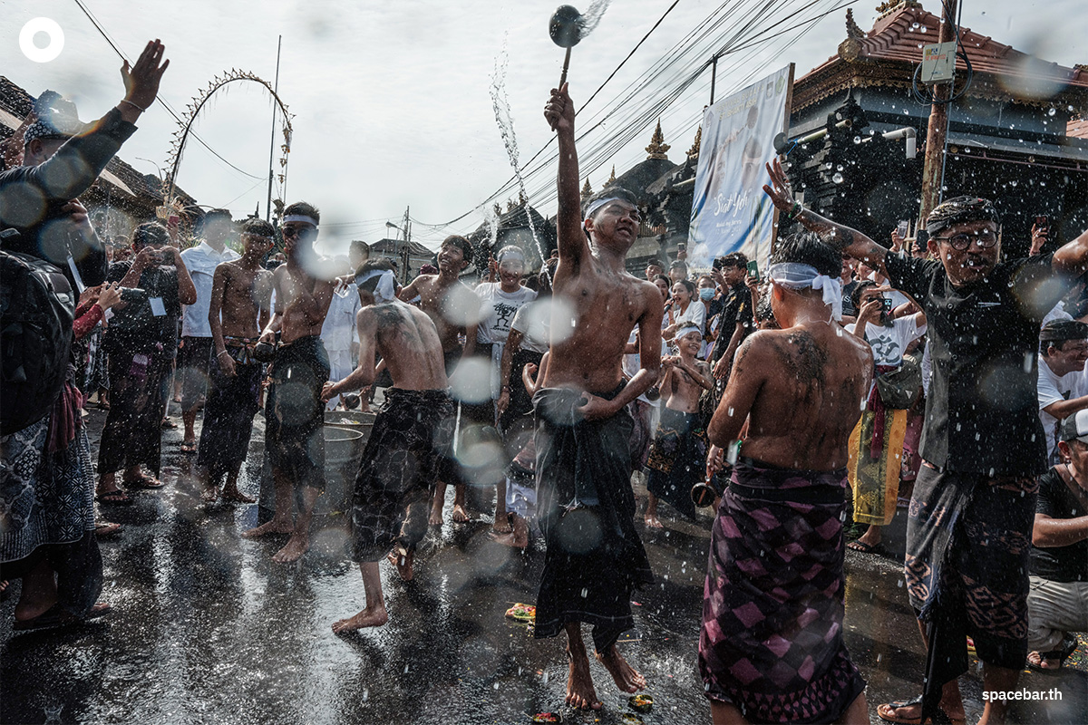 Photo_story_bali_silence_day_throw_water_ritual_SPACEBAR_Photo04_f95f0f4c24.jpg