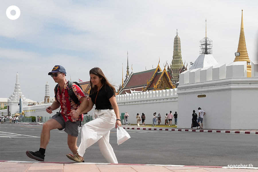 Photostory_Chinese_tourists_at_wat_phr_kaew_SPACEBAR_Photo03_cb5a39d3a2.jpeg