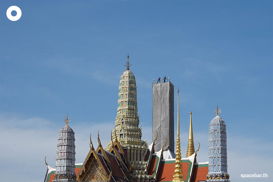 Photostory_Chinese_tourists_at_wat_phr_kaew_SPACEBAR_Photo07_1580ceb7c8.jpeg