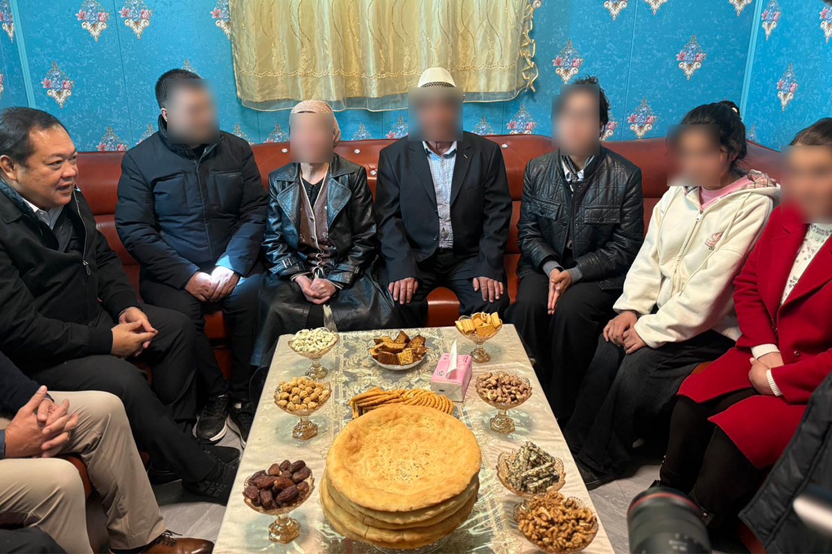 Phumtham_Tawee_visits_Uyghurs_day_two_SPACEBAR_Photo03_7fd1b4ce0f.jpg
