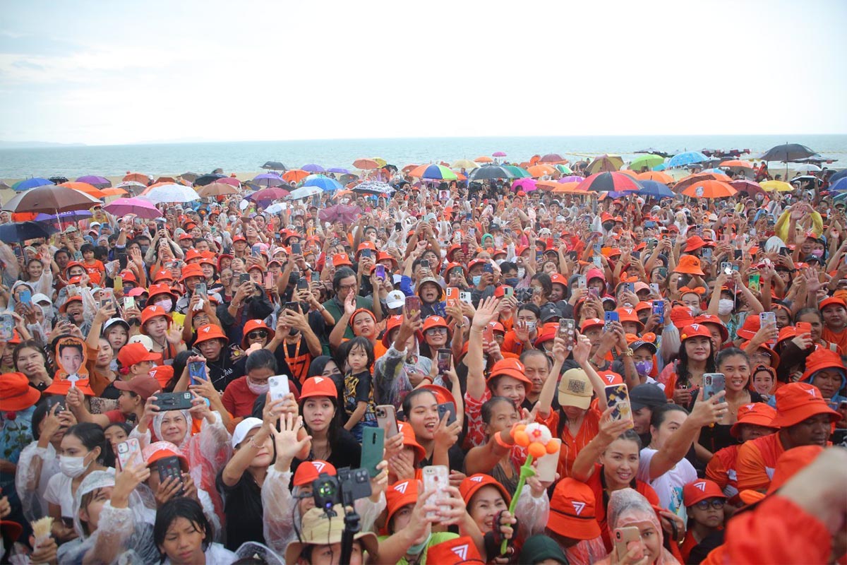 Pita_MFP_Pattaya_refused_to_be_kicked_off_the_boat_SPACEBAR_Photo01_c9acb54b11.jpeg
