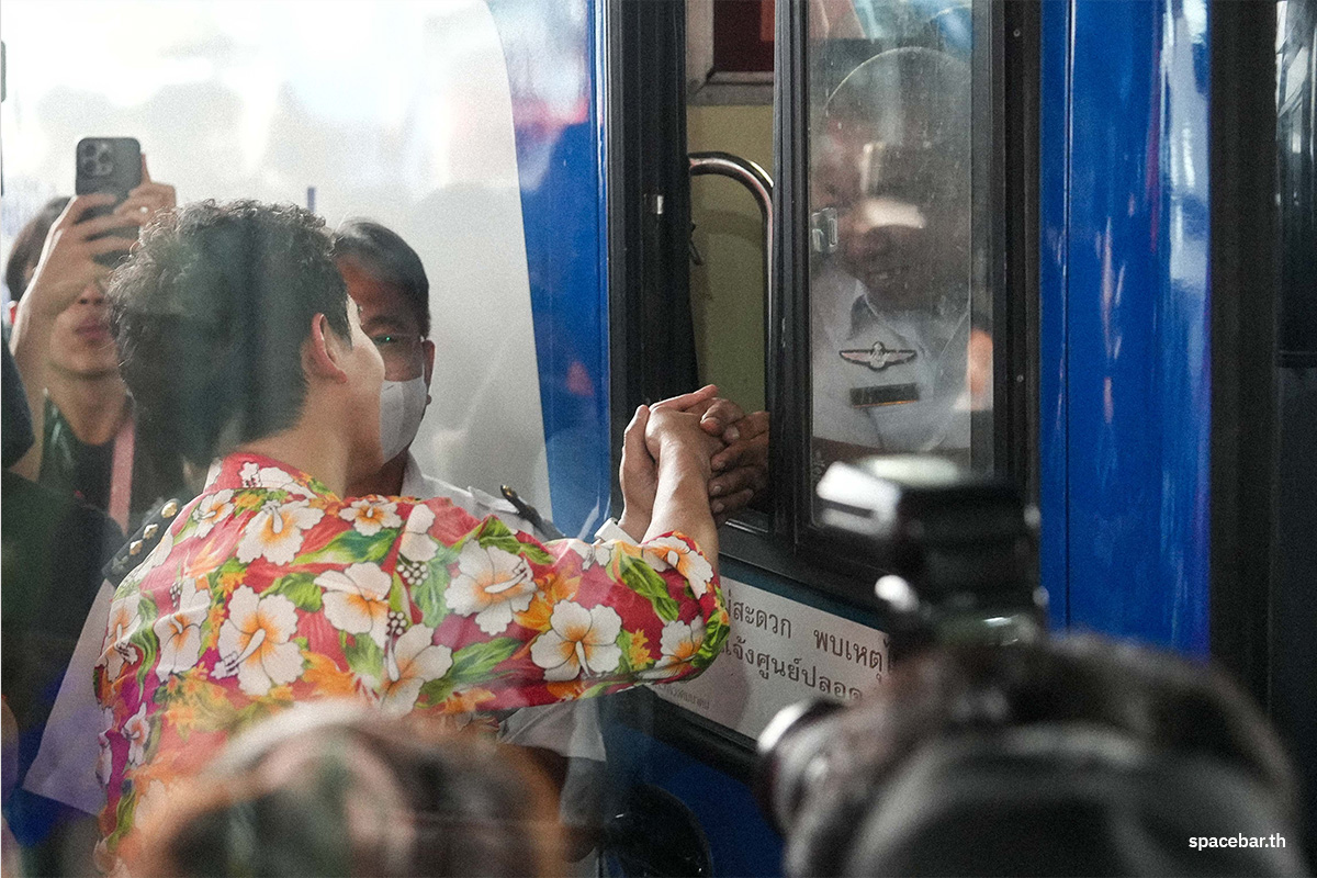 Pitha_inspects_transportation_conditions_at_mochit_2_SPACEBAR_Photo07_107f7c7bb8.jpg