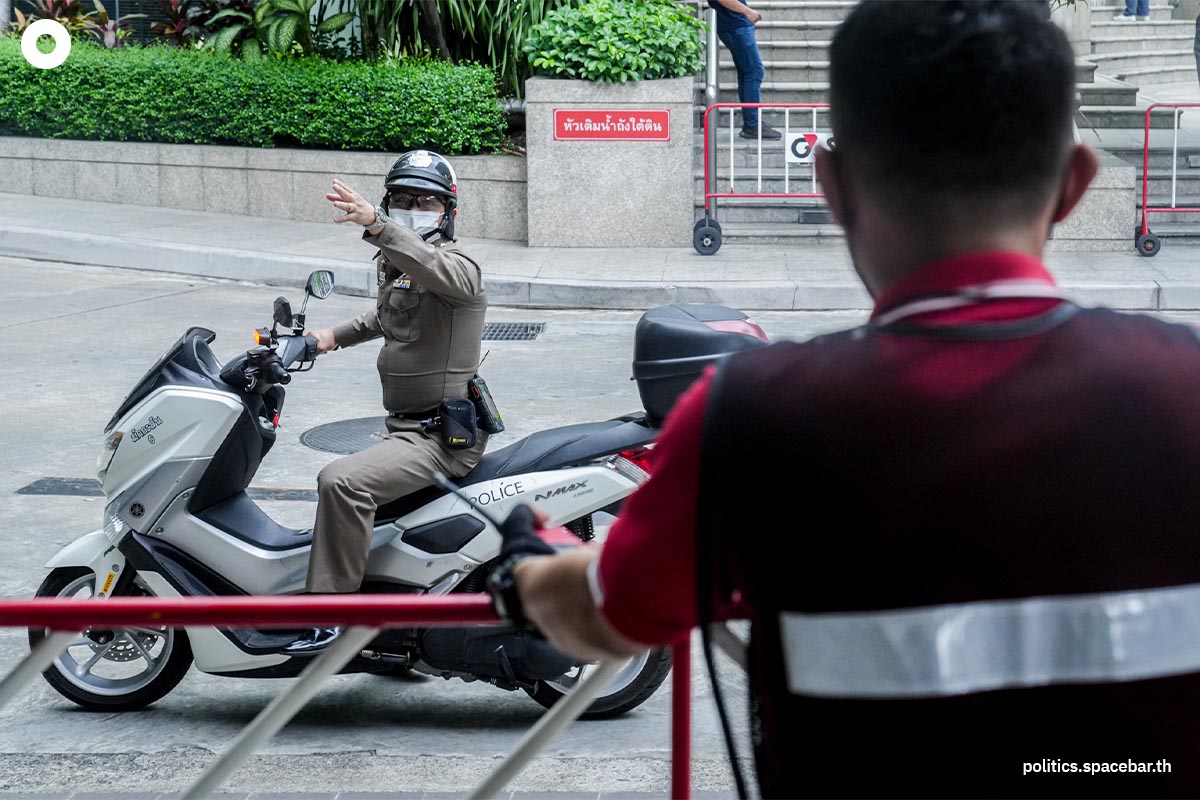 Police_cope_Car_mob_at_Pheuthai_Party_and_Thaisummit_SPACEBAR_Photo01_3674b36a73.jpeg