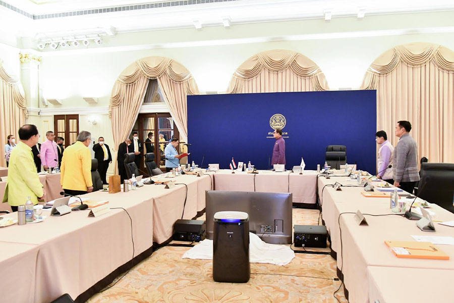 Prawit_leads_the_Cabinet_to_wish_Prayut_a_happy_birthday_SPACEBAR_Photo03_69c9f3f0e9.jpeg