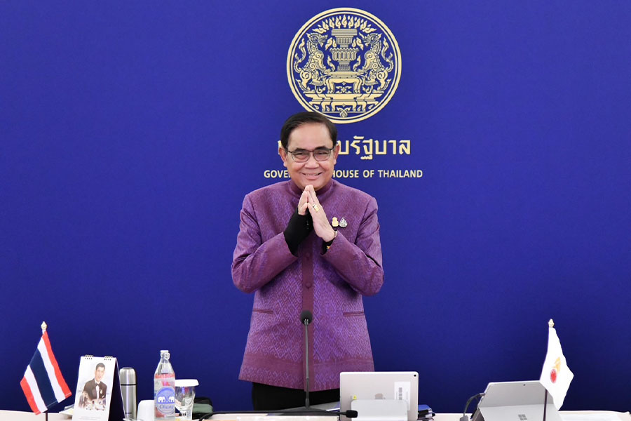 Prawit_leads_the_Cabinet_to_wish_Prayut_a_happy_birthday_SPACEBAR_Photo04_864a031260.jpeg