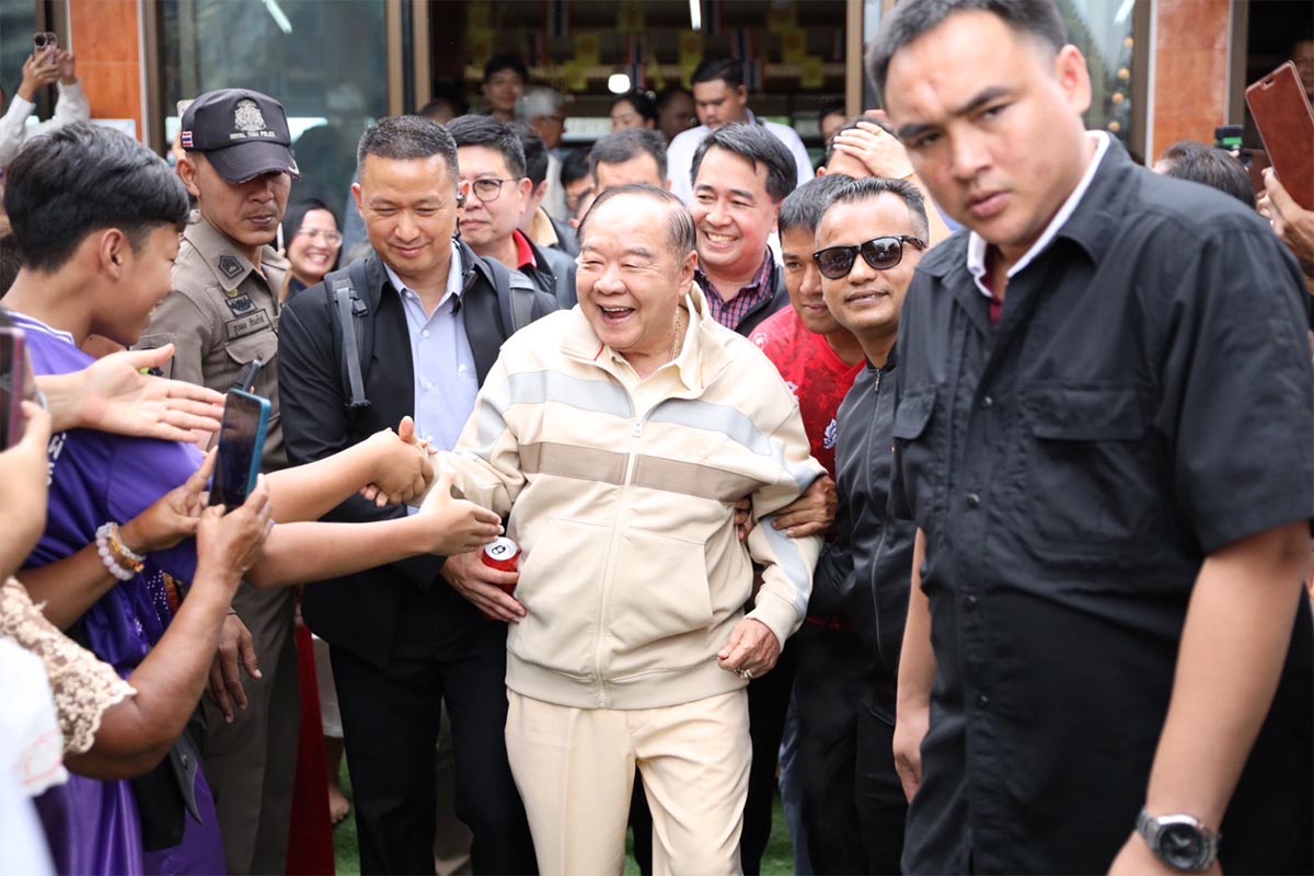 Prawit_leads_the_PPRP_team_to_the_south_to_the_northeast_Make_merit_and_support_religion_SPACEBAR_Photo02_212167101a.jpg