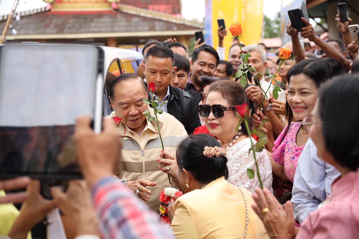 Prawit_leads_the_PPRP_team_to_the_south_to_the_northeast_Make_merit_and_support_religion_SPACEBAR_Photo03_bda9766746.jpg