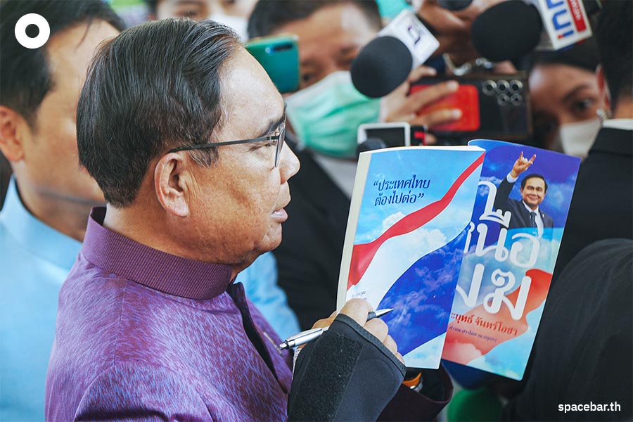Prayut_Anutin_Deal_embrace_SPACEBAR_Photo03_e24ec169e2.jpeg