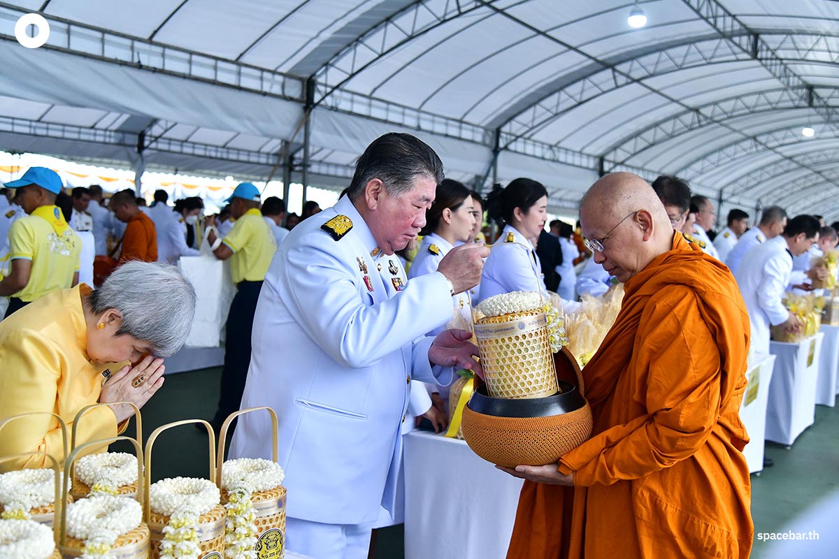 Prime_Minister_presided_over_the_Buddhist_chanting_ceremony_Celebrating_the_King_s_6th_birthday_SPACEBAR_Photo06_2eb0cd9eaa.jpg