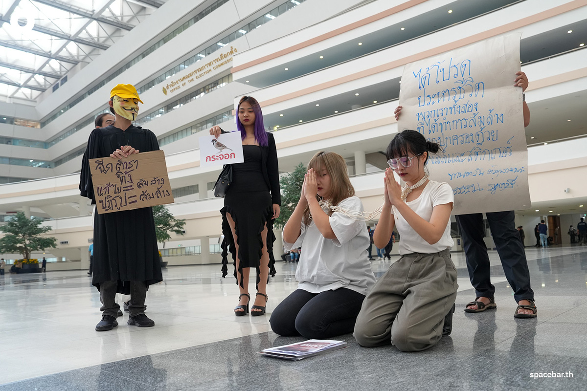 Protesting_the_decision_of_Constitutional_Court_case_amending_Section_112_of_Pita_MFP_SPACEBAR_Photo04_1ee5bb27a5.jpg