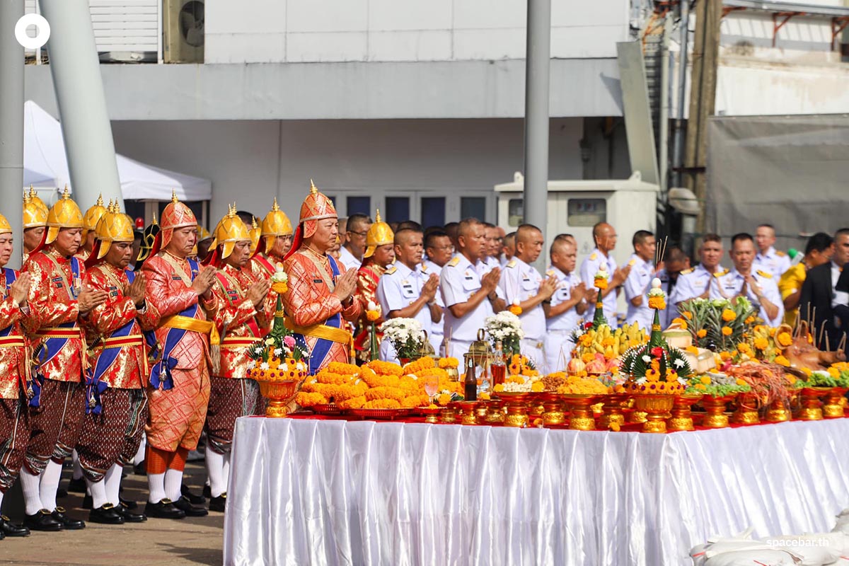 Royal_Thai_Navy_pays_homage_to_His_Majesty_the_King_Offerings_to_the_Royal_Boat_SPACEBAR_Photo01_c6fd45fd8a.jpg