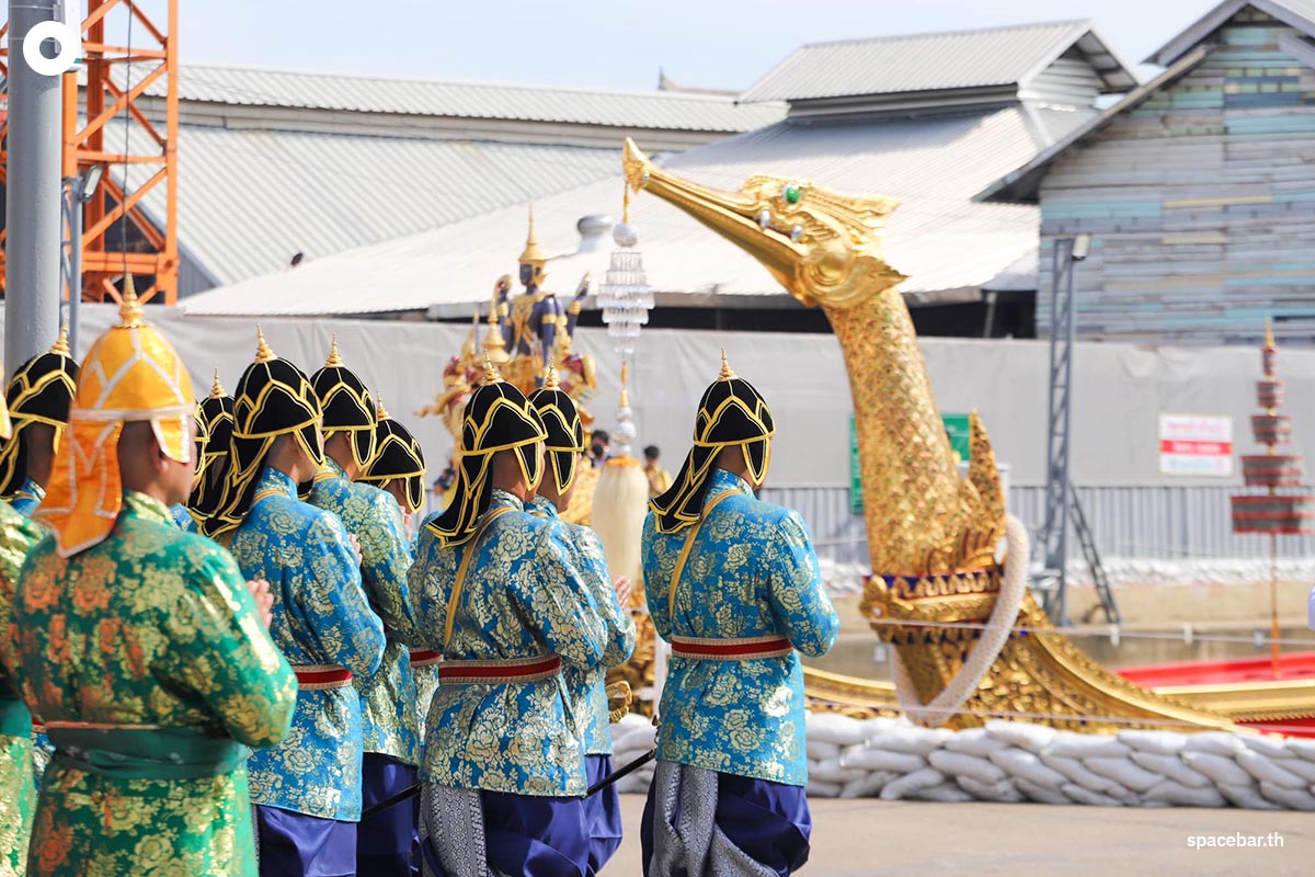 Royal_Thai_Navy_pays_homage_to_His_Majesty_the_King_Offerings_to_the_Royal_Boat_SPACEBAR_Photo02_bf4720803c.jpg