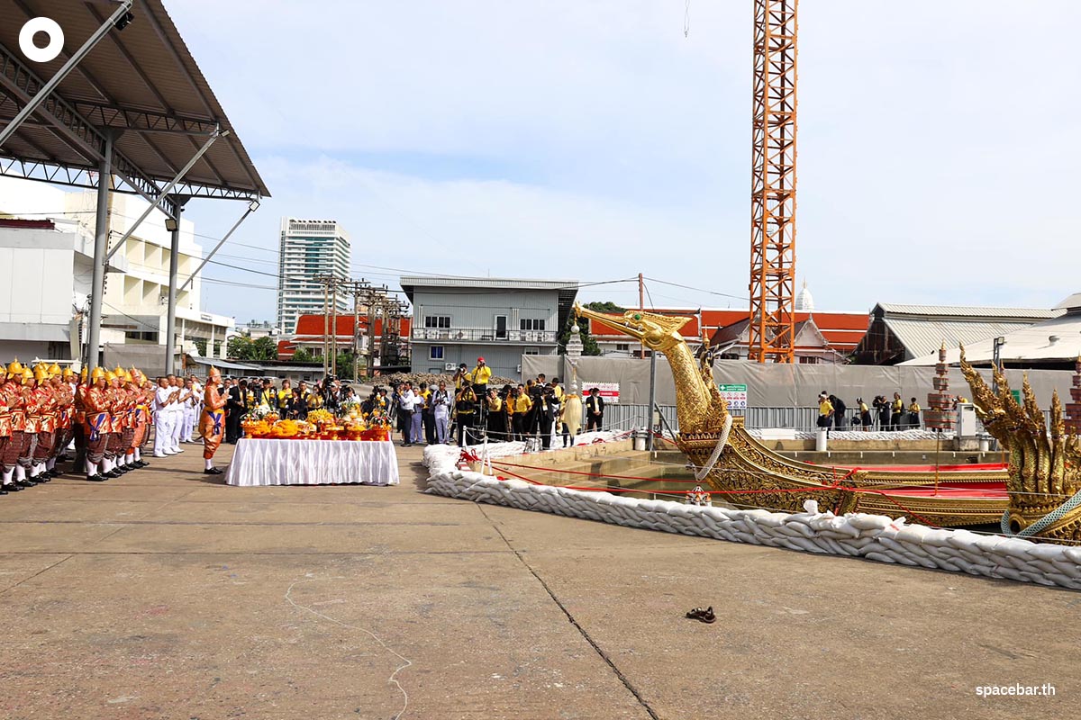 Royal_Thai_Navy_pays_homage_to_His_Majesty_the_King_Offerings_to_the_Royal_Boat_SPACEBAR_Photo03_7b64690dd7.jpg