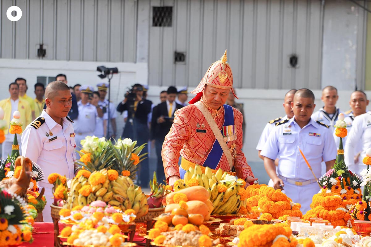 Royal_Thai_Navy_pays_homage_to_His_Majesty_the_King_Offerings_to_the_Royal_Boat_SPACEBAR_Photo04_cbe719f3c8.jpg