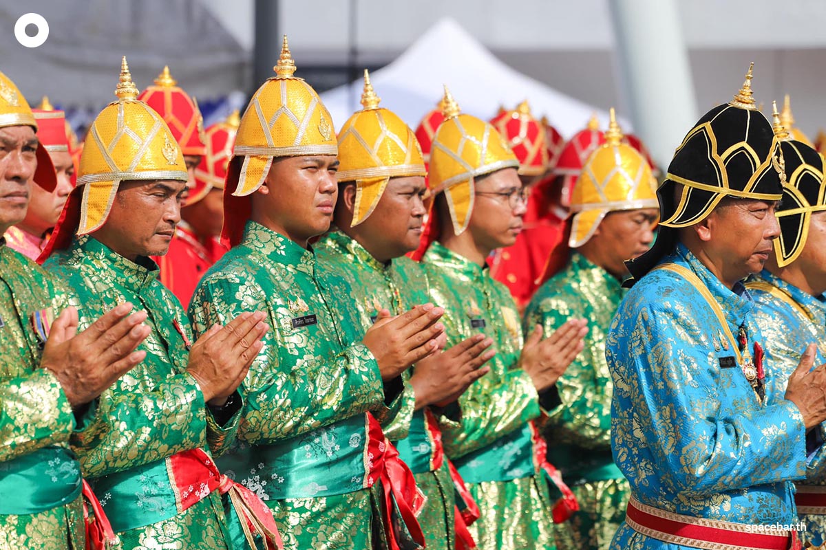 Royal_Thai_Navy_pays_homage_to_His_Majesty_the_King_Offerings_to_the_Royal_Boat_SPACEBAR_Photo05_7f77967abe.jpg