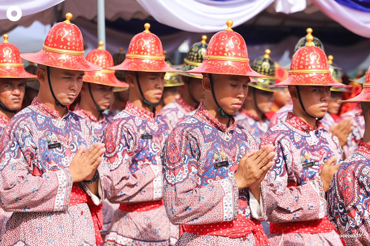 Royal_Thai_Navy_pays_homage_to_His_Majesty_the_King_Offerings_to_the_Royal_Boat_SPACEBAR_Photo08_148bf2297c.jpg