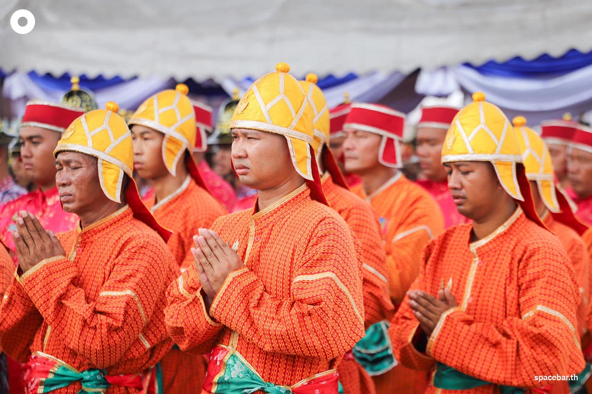 Royal_Thai_Navy_pays_homage_to_His_Majesty_the_King_Offerings_to_the_Royal_Boat_SPACEBAR_Photo09_8b4ee4b0ea.jpg