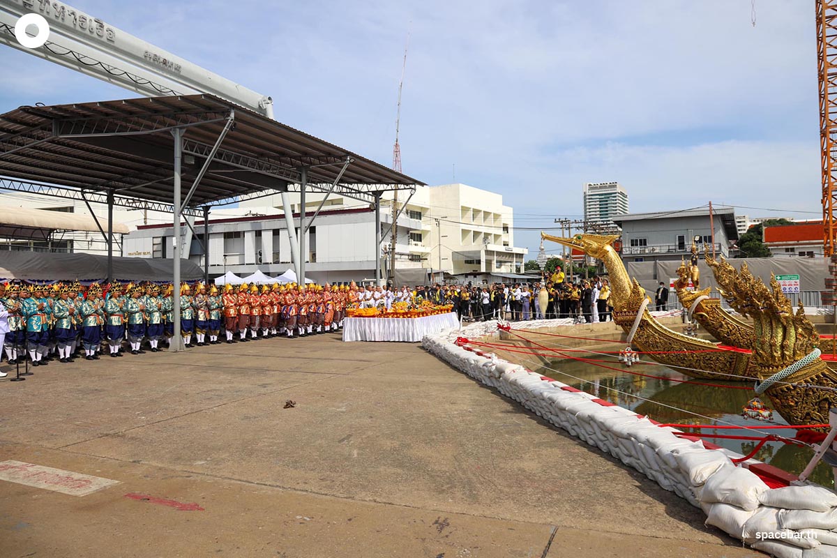 Royal_Thai_Navy_pays_homage_to_His_Majesty_the_King_Offerings_to_the_Royal_Boat_SPACEBAR_Photo11_a914c12fae.jpg