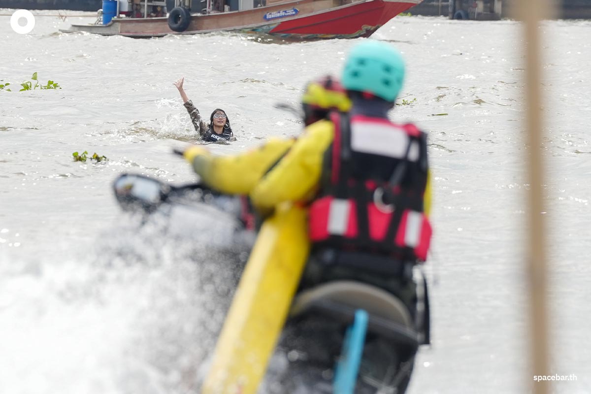 Simulate_the_incident_of_Tangmo_falling_into_the_water_SPACEBAR_Photo02_c2e31bad12.jpg