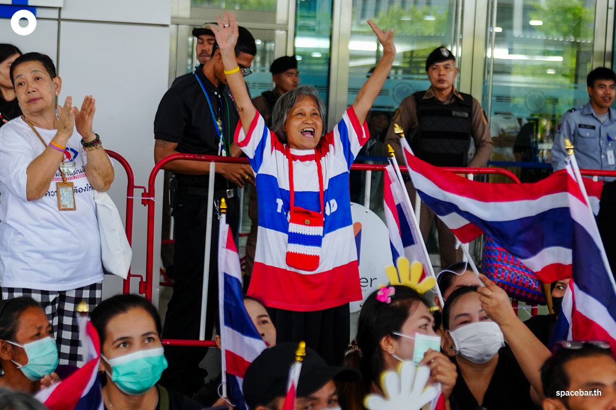 PhotoStory-บรรยากาศ ‘สนธิ ลิ้มทองกุล’ พร้อมคณะ นำมวลชนยื่นหนังสือ กกต. ค้านมติคดี ‘ฮั้ว สว.’