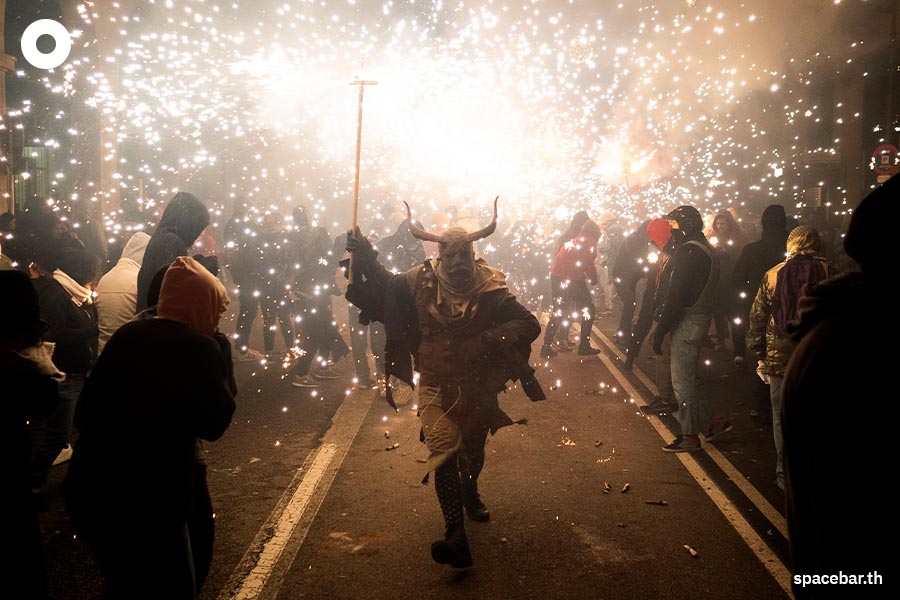 Spain_Correfoc_fire_run_tradition_festival_carnival_Palma_SPACEBAR_Photo02_0a2aaaf895.jpeg