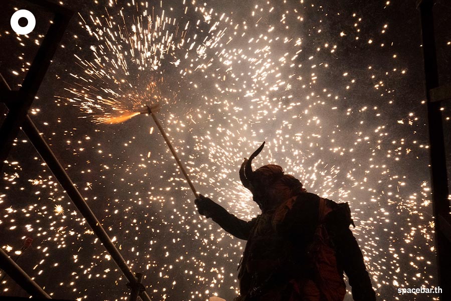 Spain_Correfoc_fire_run_tradition_festival_carnival_Palma_SPACEBAR_Photo07_3189906a48.jpeg