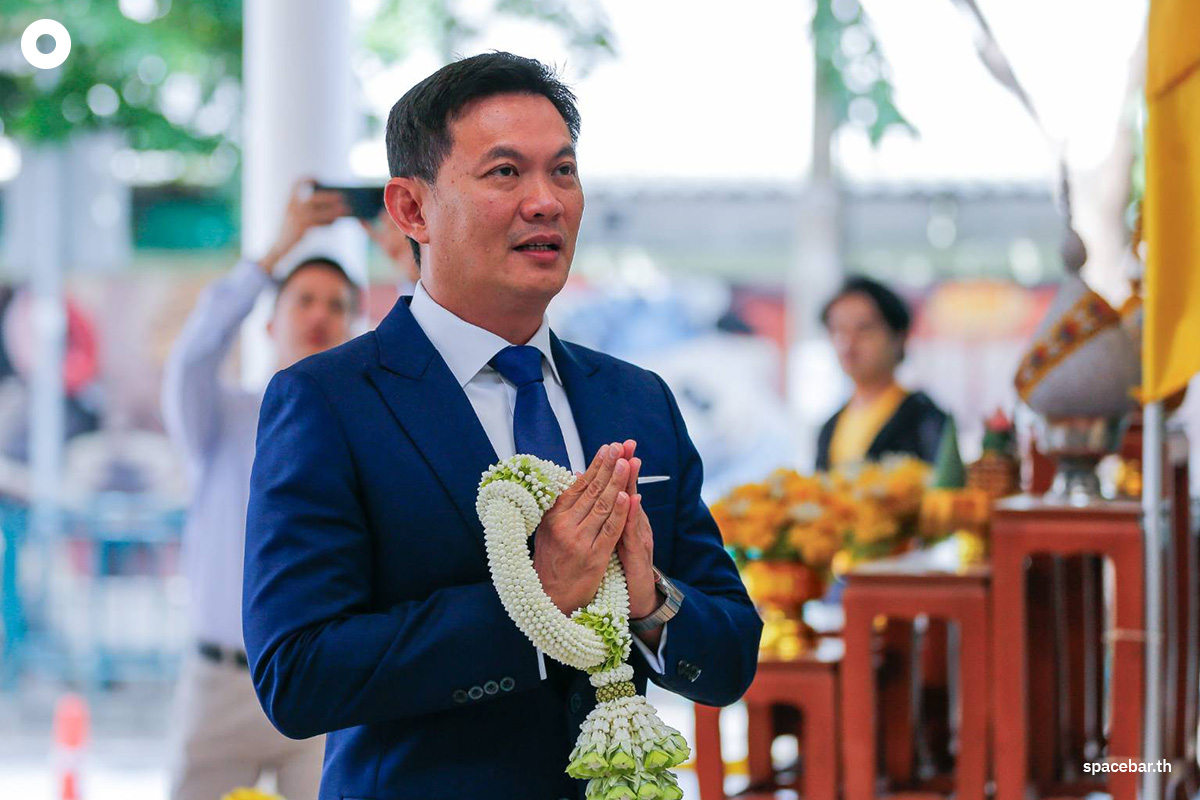 PhotoStory-สุชัชวีร์ สุวรรณสวัสดิ์ หรือ ‘ดร.เอ้’ สักการะองค์พระแม่ธรณีบีบมวยผม