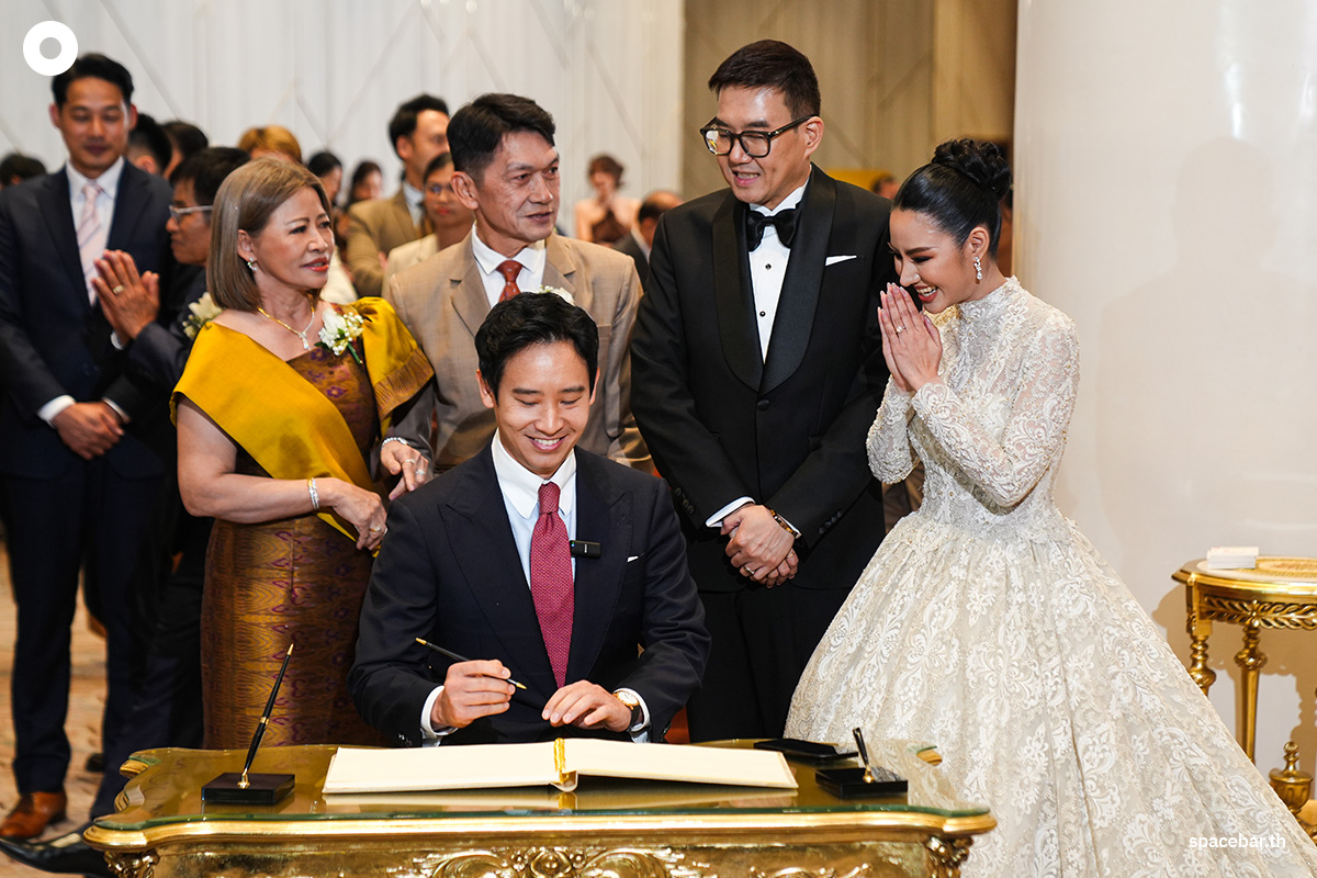Thaksin_and_Pita_at_the_wedding_SPACEBAR_Photo05_f30b83a522.jpg