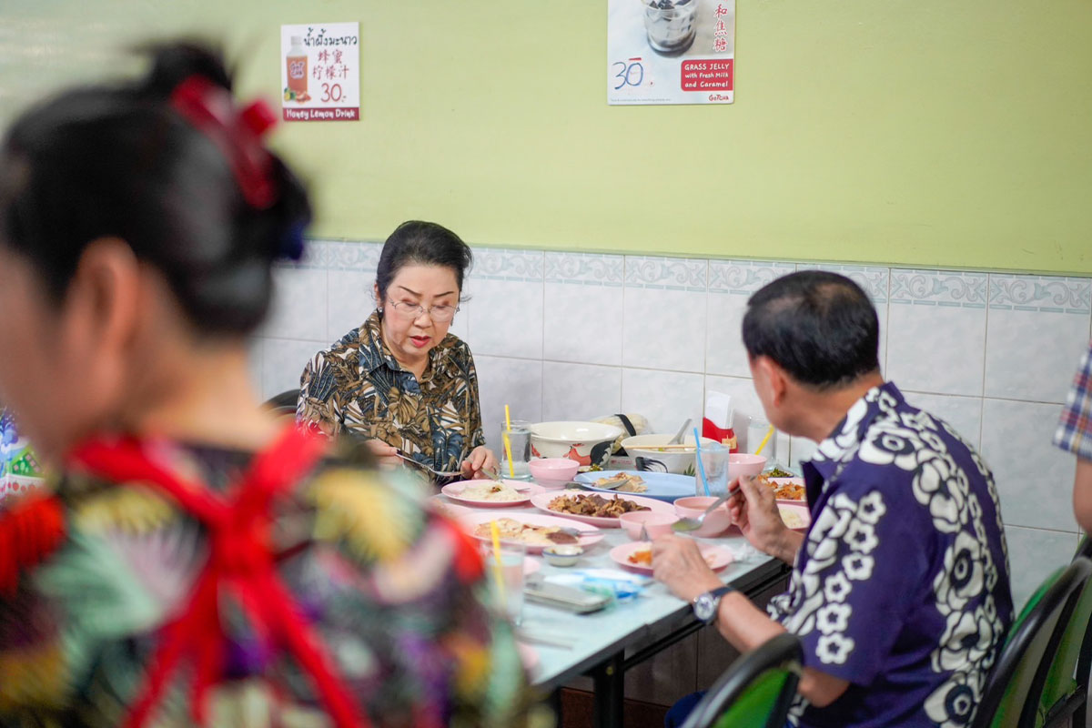 Thaksin_travels_to_Chiang_Mai_during_Songkran_SPACEBAR_Photo02_657083812b.jpg