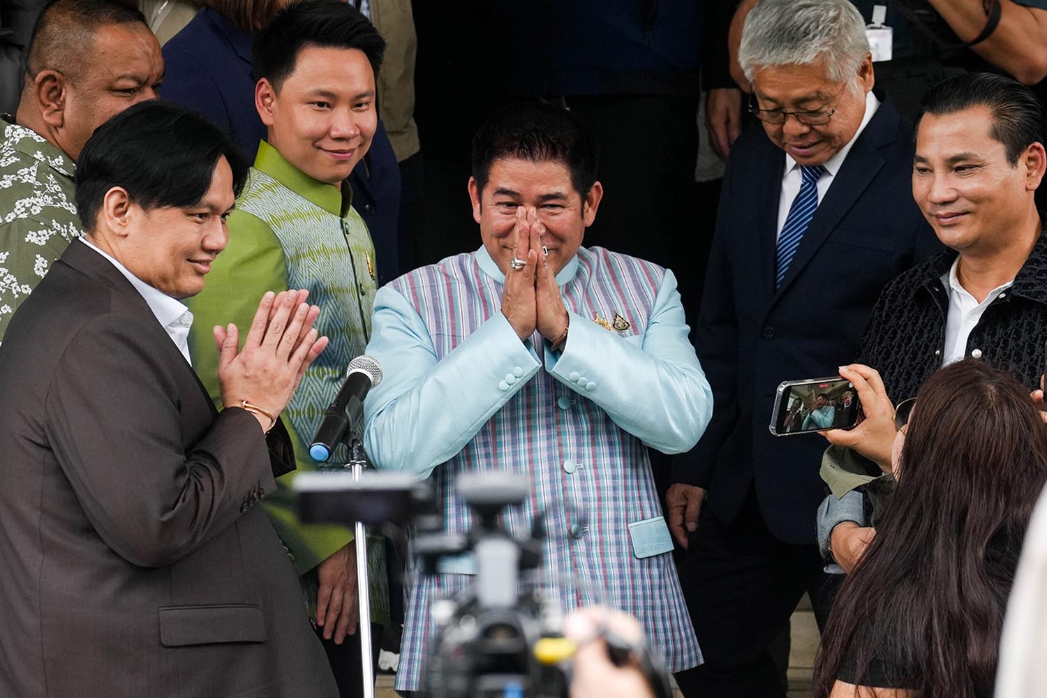 Thammanat_leads_a_team_of_34_M_Ps_to_jointly_announce_their_standpoint_with_the_Pheu_Thai_government_SPACEBAR_Hero_847069e3cd.jpg