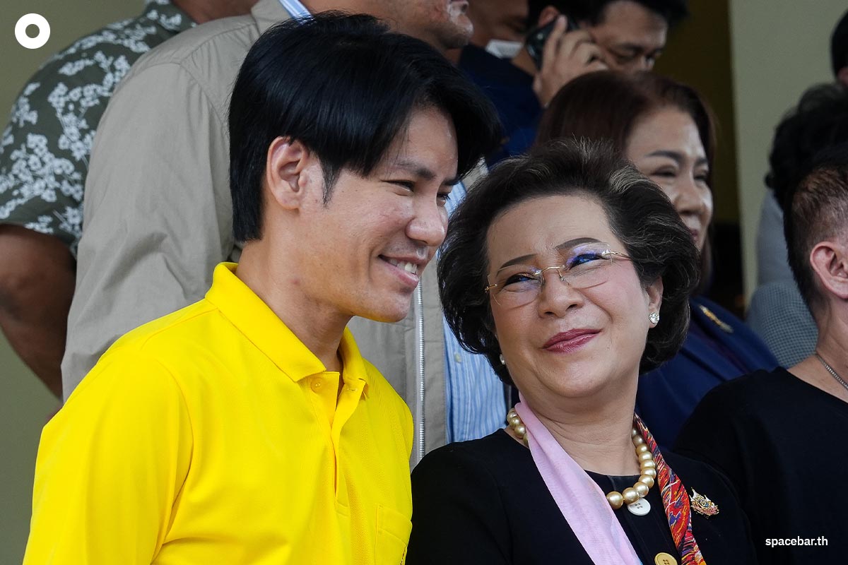 Thammanat_leads_a_team_of_34_M_Ps_to_jointly_announce_their_standpoint_with_the_Pheu_Thai_government_SPACEBAR_Photo03_2ae616a429.jpg