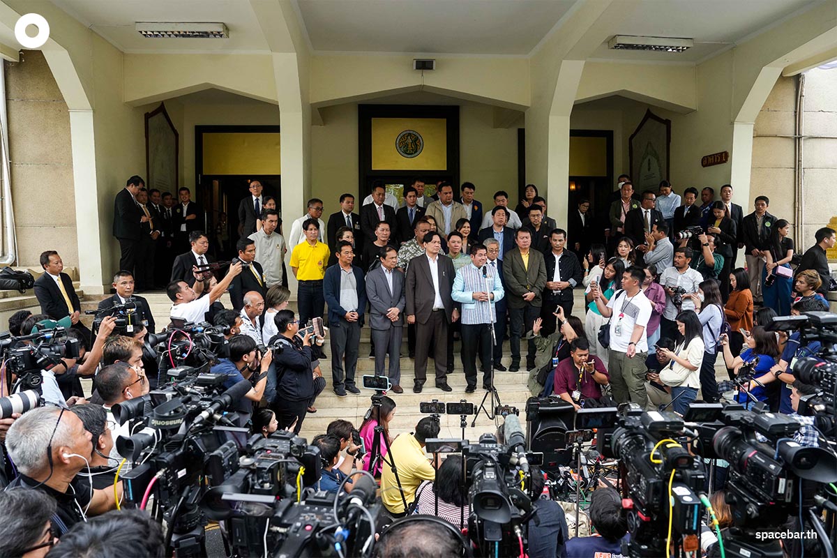 Thammanat_leads_a_team_of_34_M_Ps_to_jointly_announce_their_standpoint_with_the_Pheu_Thai_government_SPACEBAR_Photo04_7bb747f235.jpg
