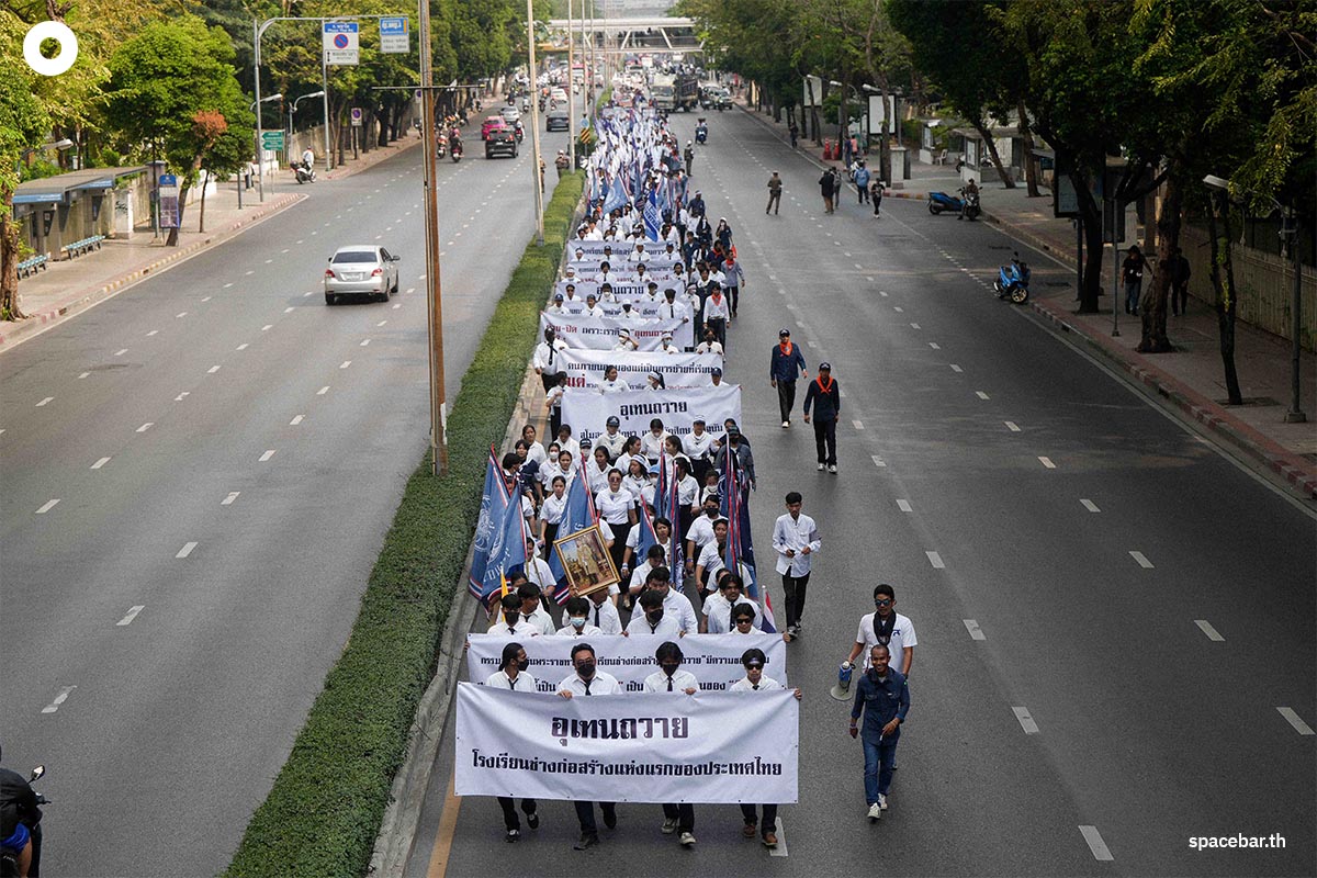 Uthen_Thawai_joins_forces_March_protesting_the_move_of_the_campus_area_SPACEBAR_Photo05_1e3c556482.jpg