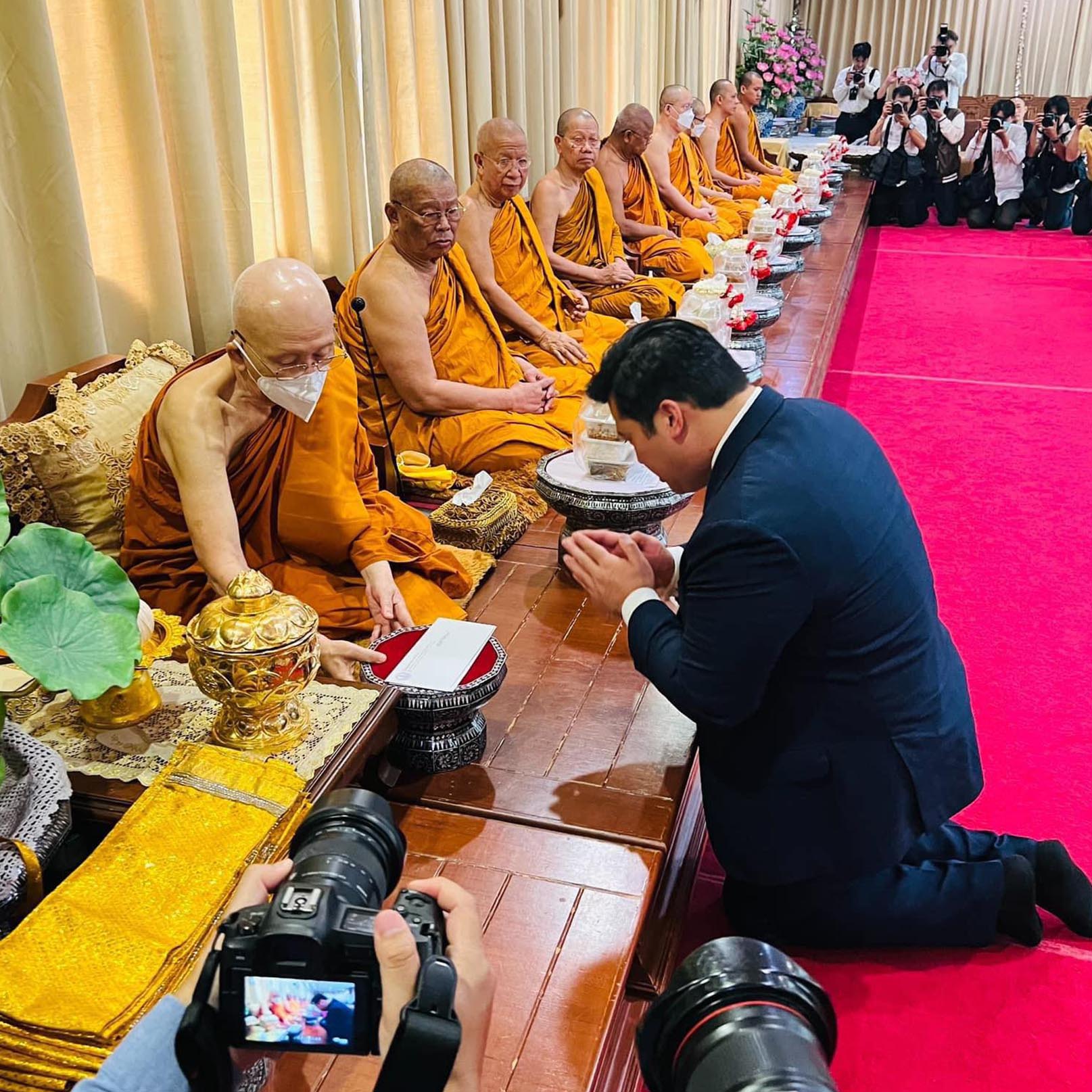 Vacharaesorn_Vivacharawongse_In_Remembrance_of_His_Majesty_King_Bhumibol_Adulyadej_SPACEBAR_Photo03_3ae9231a2c.jpg