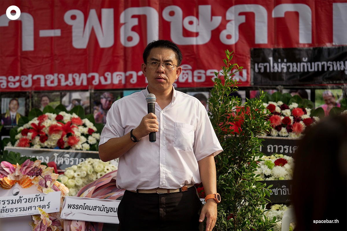 Watering_Songkran_Prawit_SPACEBAR_Photo12_7421ddf50e.jpg