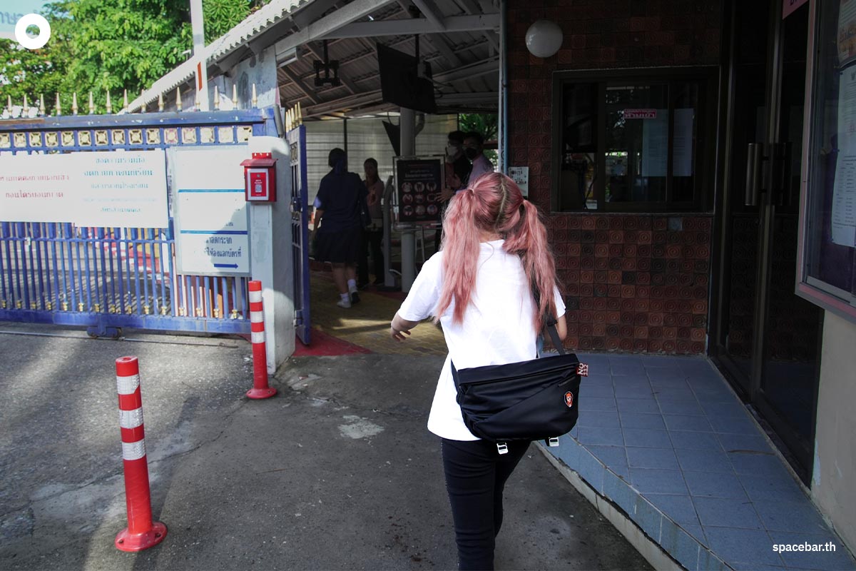 Yok_still_dressed_as_private_to_attend_school_SPACEBAR_Photo04_34d65fd007.jpeg