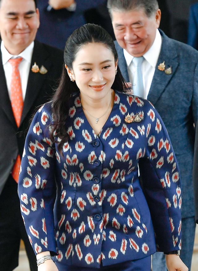 อิ๊งค์' เผยยังไม่มีความในใจจะพูด หลัง 'อนุทิน' พร้อมแยกทาง  ย้ำยังไม่ได้แจ้งเงื่อนไขปรับครม.