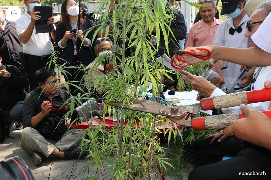 chuwit_declares_an_enemy_of_bhum_jai_thai_party_and_anutin_SPACEBAR_Photo04_f34f094862.jpeg
