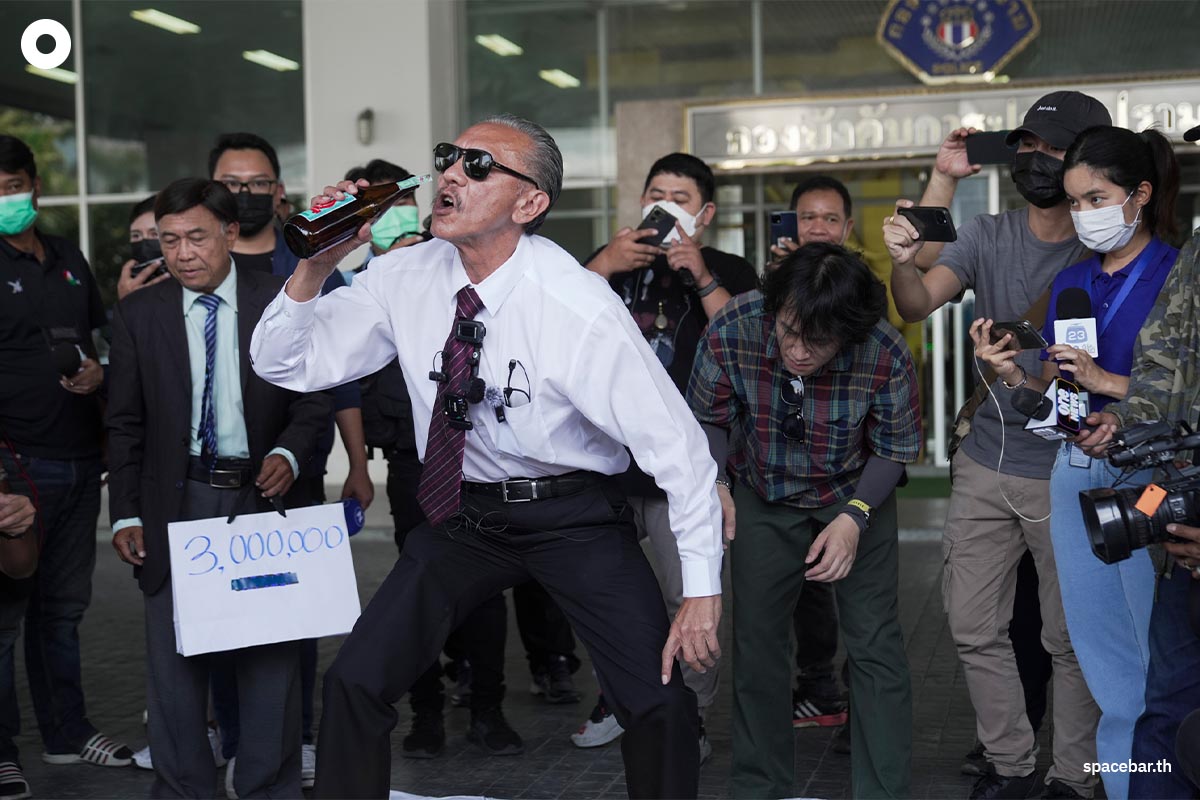 chuwit_gave_6_million_to_the_police_to_find_the_owner_of_the_money_SPACEBAR_Photo04_ef97b2c326.jpeg