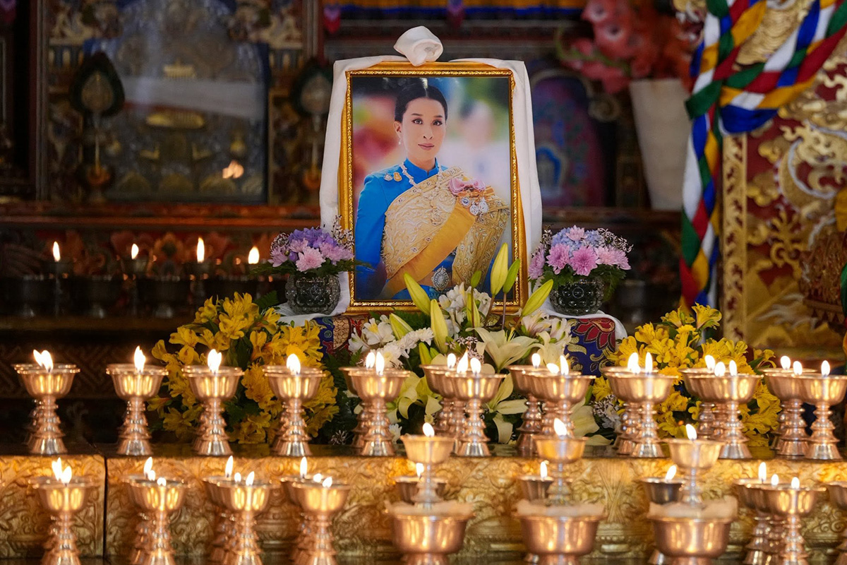 PhotoStory-ราชวงศ์ภูฏานประกอบพระราชพิธีสวดมนต์และจุดพระประทีป 1,000 ดวง ณ พระบรมมหานครธรรมราช สำนักทาชิโช ซอง ในกรุงทิมพู ของภูฏาน
