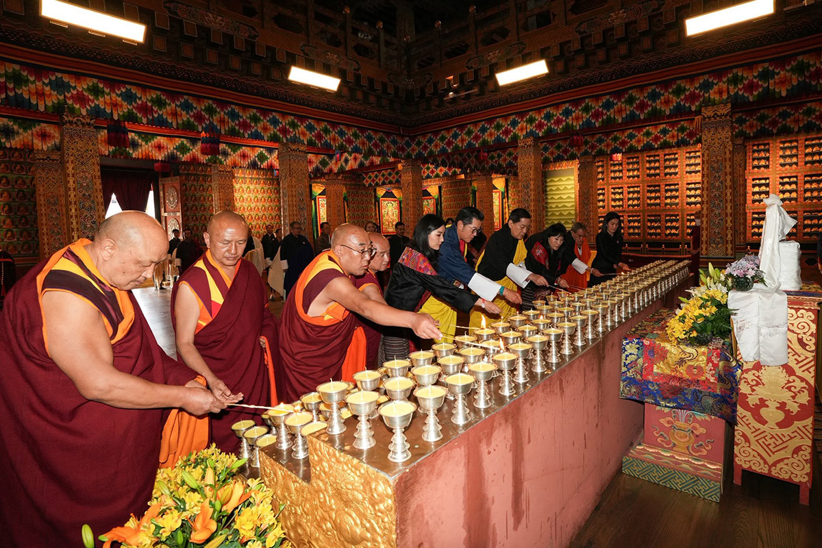PhotoStory-ราชวงศ์ภูฏานประกอบพระราชพิธีสวดมนต์และจุดพระประทีป 1,000 ดวง ณ พระบรมมหานครธรรมราช สำนักทาชิโช ซอง ในกรุงทิมพู ของภูฏาน